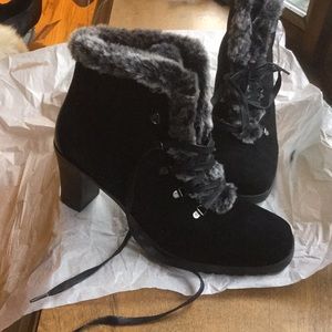 Wedge suade rain boots with faux fur